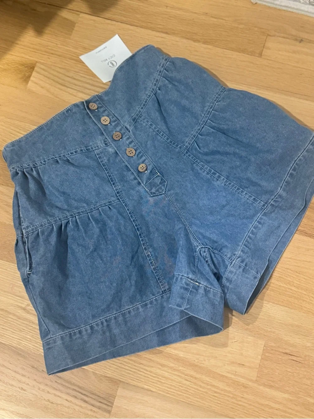 High waisted light blue denim button up shorts / Size 4